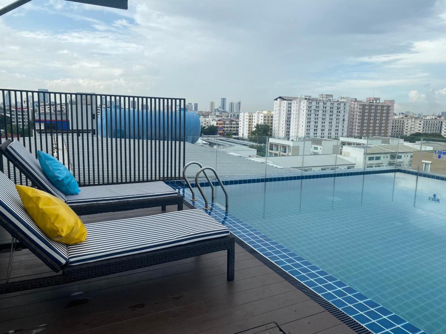 Solace At Srinakarin Hotel Bangkok Exterior foto